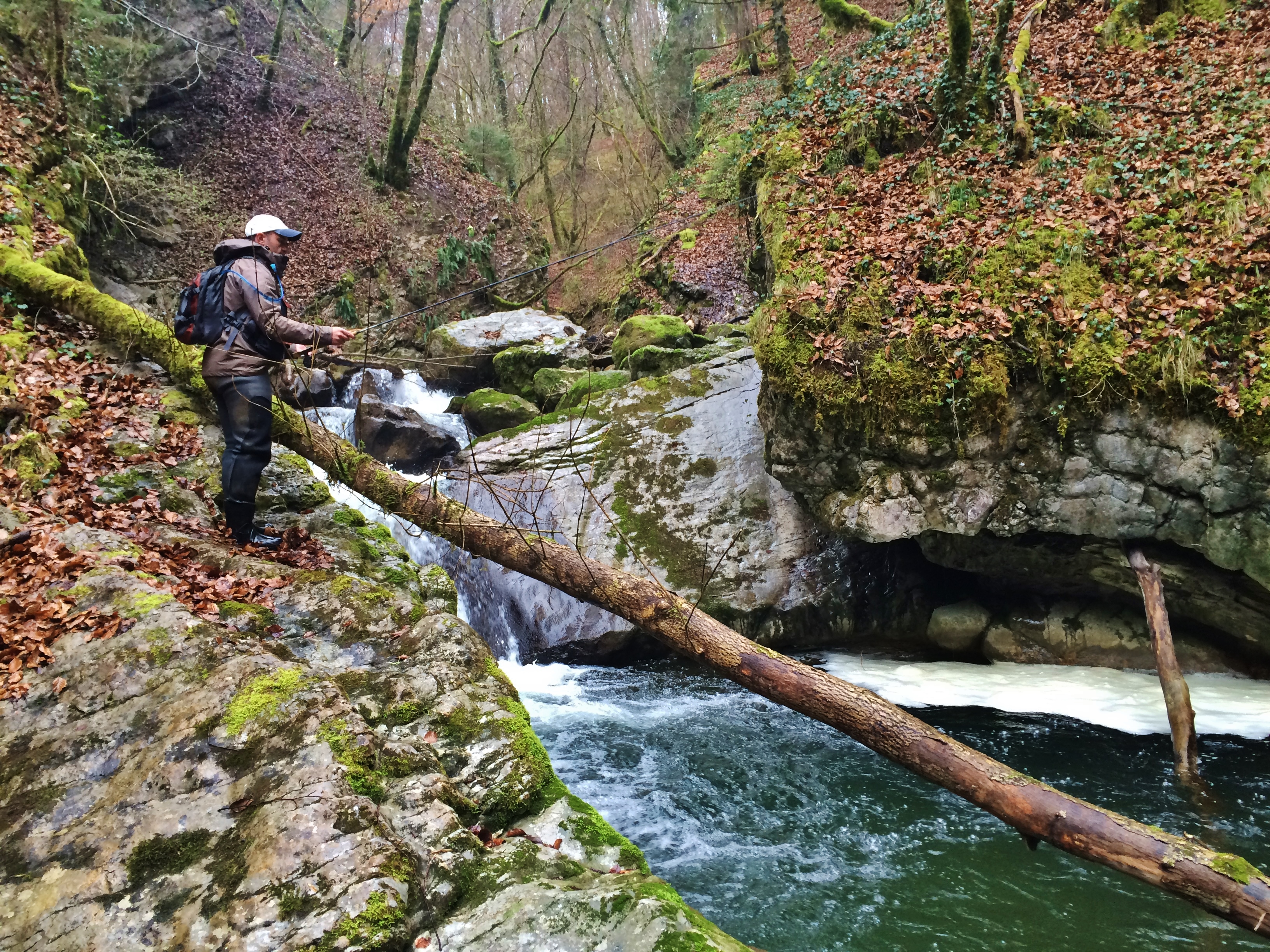 pêcheur en dérive naturelle sur le ruisseau de Ternèze en début de saison