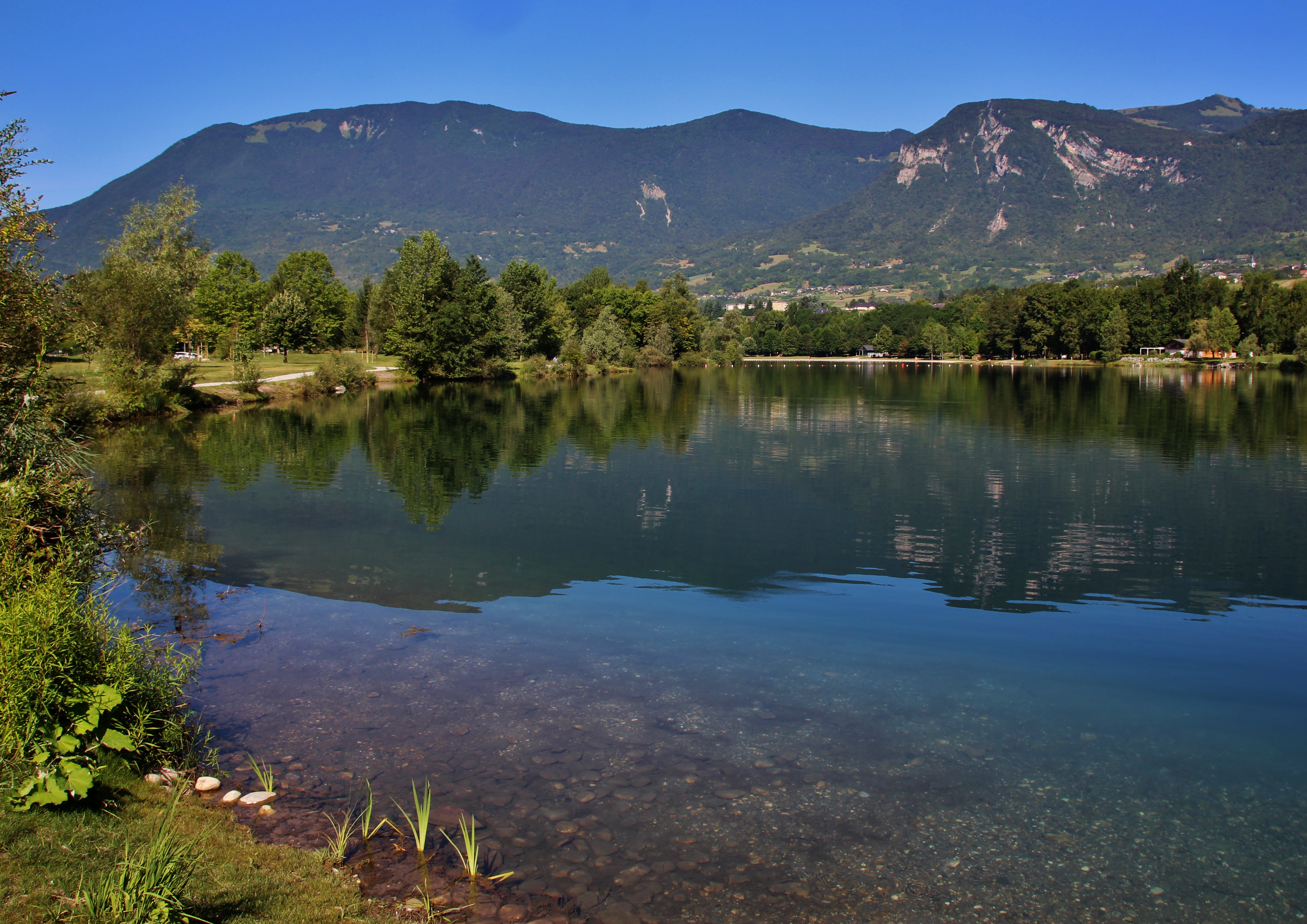 le grand lac vu de la zone avec au fond la base de loisir